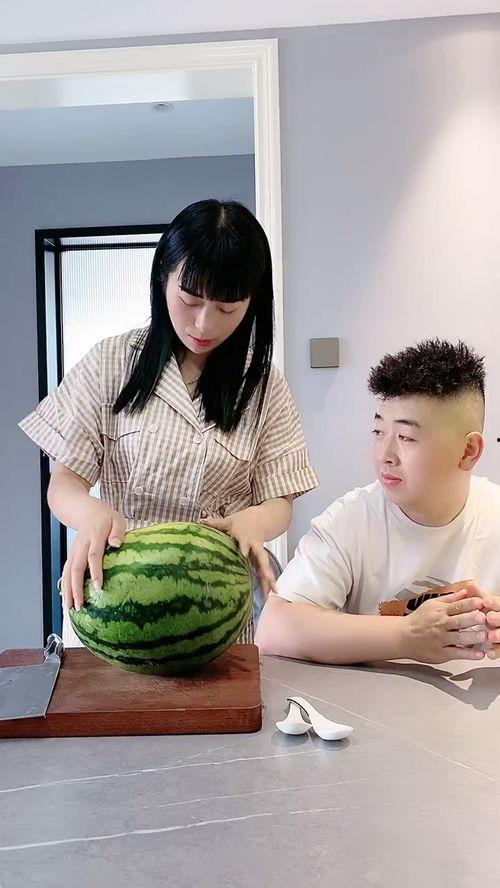 天热吃瓜的搞笑视频图片,天热吃瓜搞笑视频大盘点