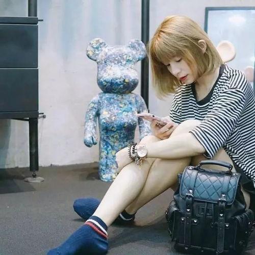 吃瓜街拍照姿势图解视频,轻松解锁网红打卡新技能