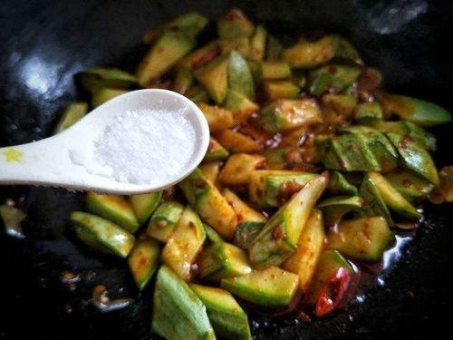 饲料瓜能炒菜吃吗视频,饲料瓜变炒菜佳肴揭秘