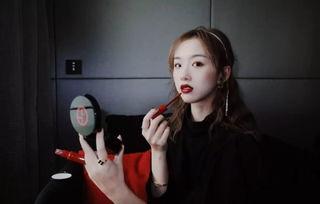 网红拍视频吃瓜的是谁,吃瓜达人带你领略瓜界风云