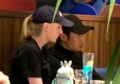 一家四口吃瓜事件视频,一场引发网友热议的家庭日常