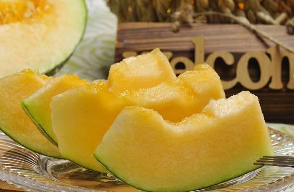 女子和女儿吃哈密瓜视频,哈密瓜美食视频走红网络