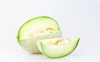 女子和女儿吃哈密瓜视频,哈密瓜美食视频走红网络