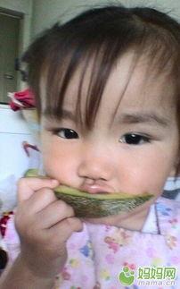 七个月宝宝吃哈密瓜视频,七个月宝宝品尝哈密瓜的甜蜜瞬间