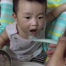 八个月宝宝吃瓜的视频,萌态十足引网友热议