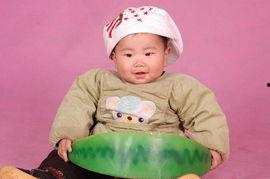 八个月宝宝吃瓜的视频,萌态十足引网友热议