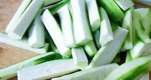 八个月宝宝吃瓜的视频,萌态十足引网友热议