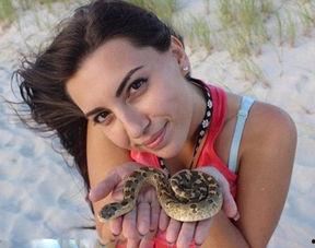 女子吃瓜看蛇是真的吗视频,惊险一幕引发网友热议