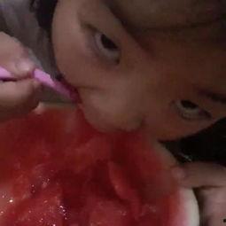 吃瓜群众小孩和妈妈视频,吃瓜群众小孩与妈妈的温馨视频瞬间