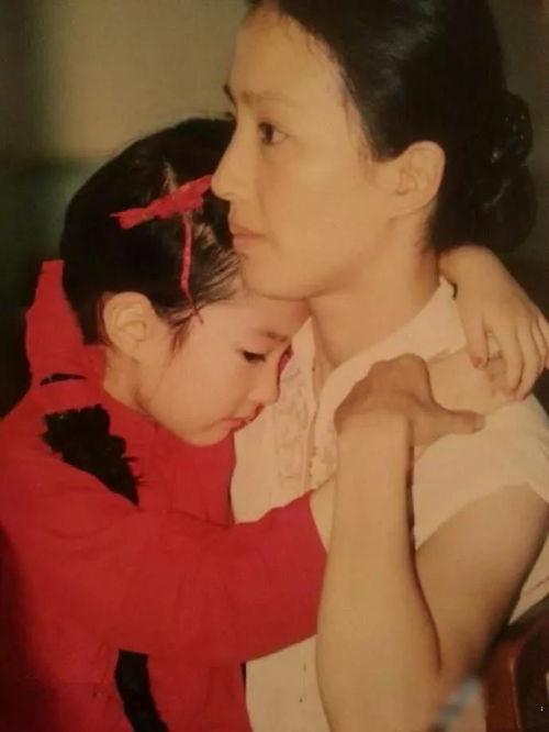 刘亦菲妈妈吃瓜视频播放,神仙颜值基因传承