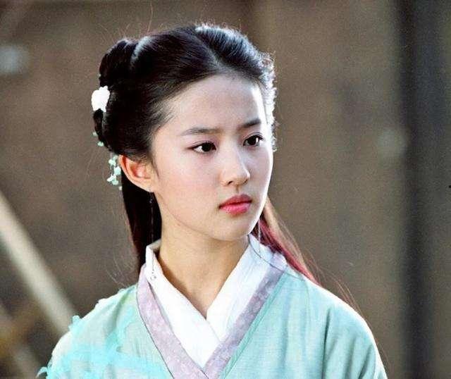 刘亦菲妈妈吃瓜视频播放,神仙颜值基因传承