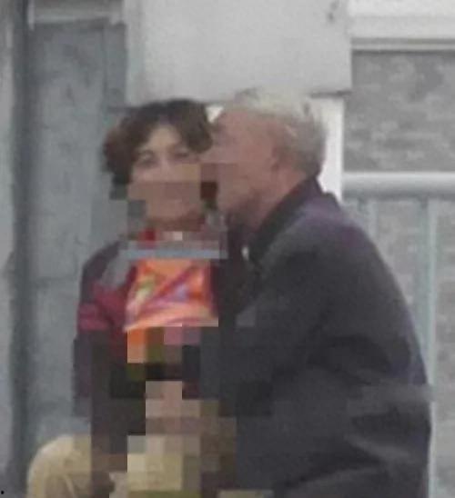 半夜大爷大妈吃瓜视频,大爷大妈的夜生活揭秘