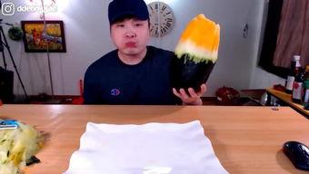 弟弟吃瓜的视频,弟弟吃瓜视频走红网络