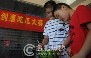 双胞胎街上吃瓜视频,萌态十足引网友热议