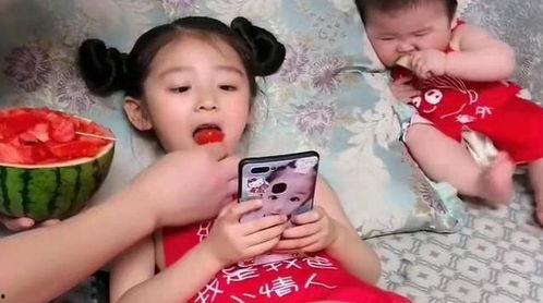 西瓜女孩吃瓜搞笑视频,笑料百出引人捧腹