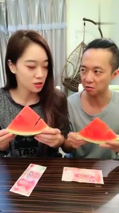 西瓜女孩吃瓜搞笑视频,笑料百出引人捧腹