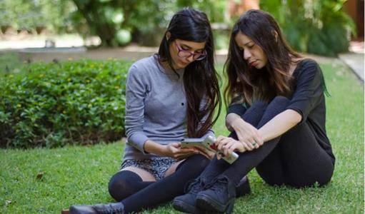 吃瓜女生跟外国人恋爱视频,吃瓜女生与外国男友的甜蜜日常