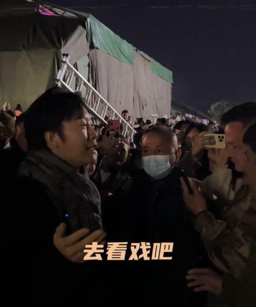 围观看戏吃瓜者视频,吃瓜群众镜头下的戏曲盛宴