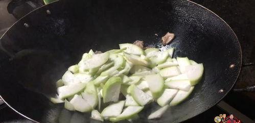 炒蒲瓜要削皮吃吗视频,皮薄肉嫩，去皮食用更佳