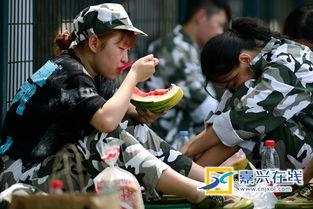 高二军训吃瓜视频,吃瓜群众围观萌新趣事